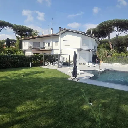 Isabel Con Piscina Moderna E Area Benessere Roma